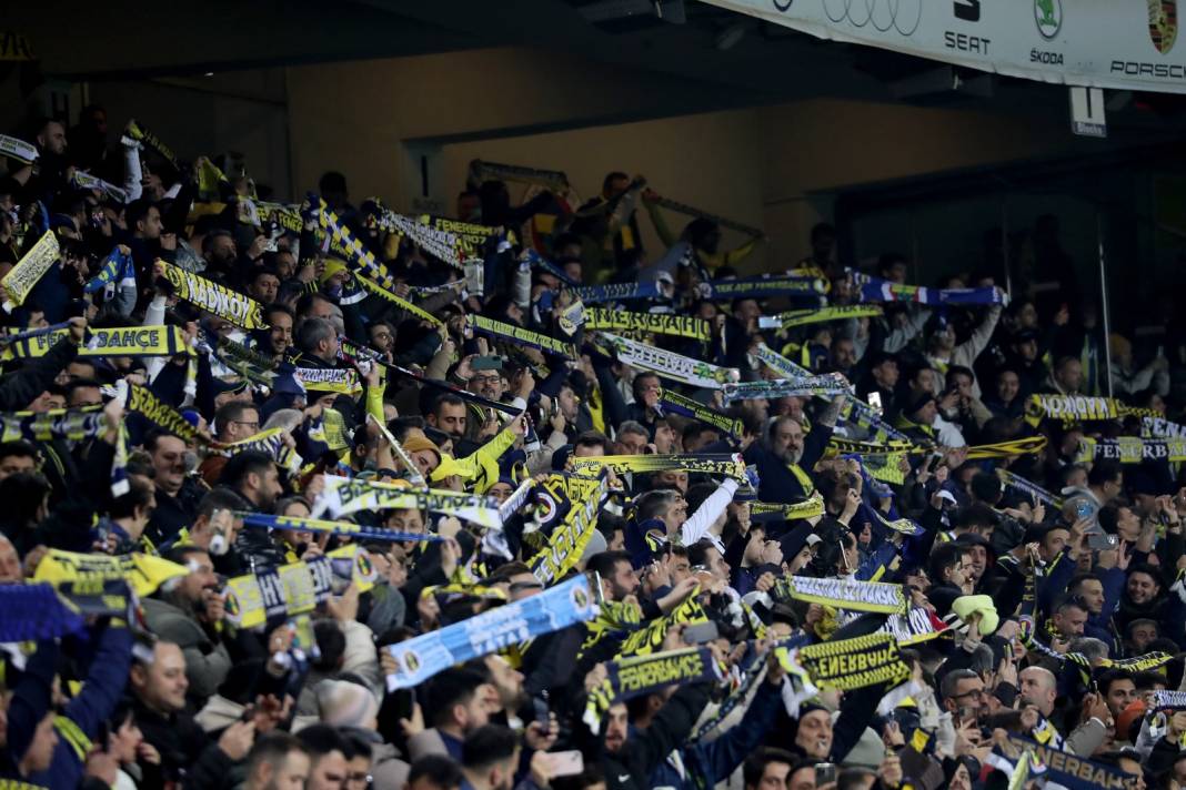 Fenerbahçe Fatih Karagümrük maçından çok özel fotoğraflar: Geri dönüş coşkusu tribünlere böyle yansıdı 36
